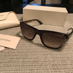 💯 NEW Valentino V611S 035 Grey Sunglasses